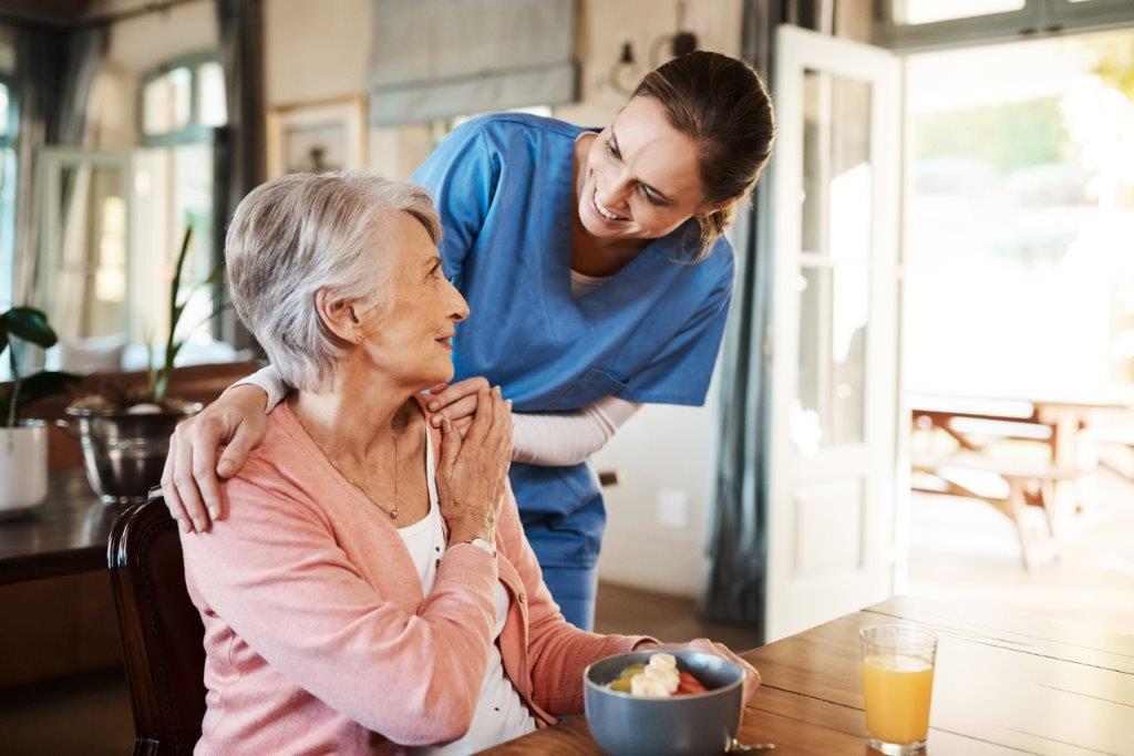 Betreuung beim Essen in der Pflege Gesundheitsberufe